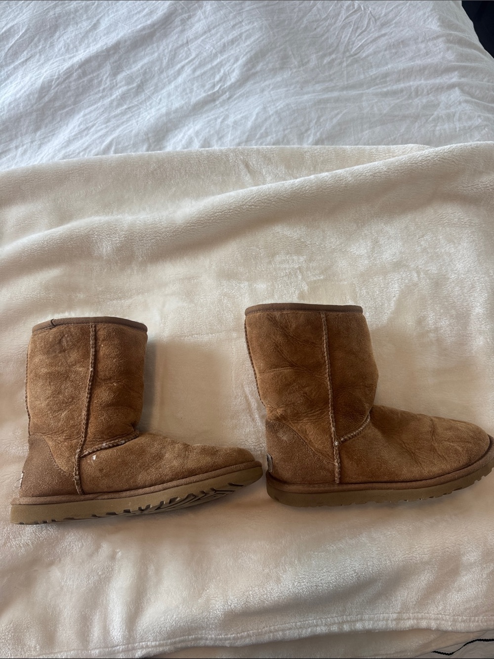 UGG Classic Short Boots in Chestnut Brown